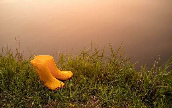 How to Select the Right Kind of Breathable Rain Boots for Puddle-Jumping in Style?