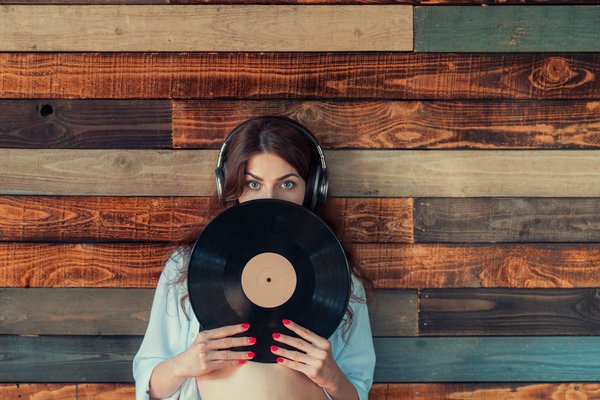 What's the Best Way to Incorporate a Vintage Phonograph into a Contemporary Music Listening Room?