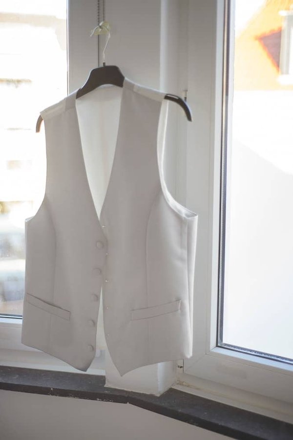 How to Select the Right Type of Insulated Vest for Layering in Transitional Weather Without Adding Bulk?